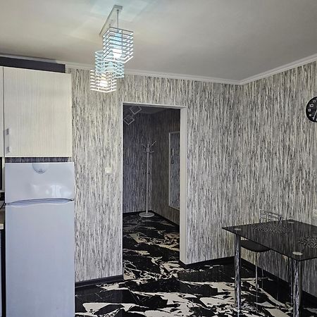 צ'יסינאו Black And White Apartment מראה חיצוני תמונה
