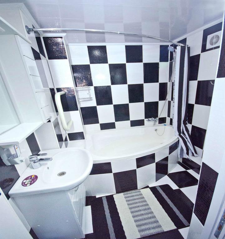 צ'יסינאו Black And White Apartment מראה חיצוני תמונה