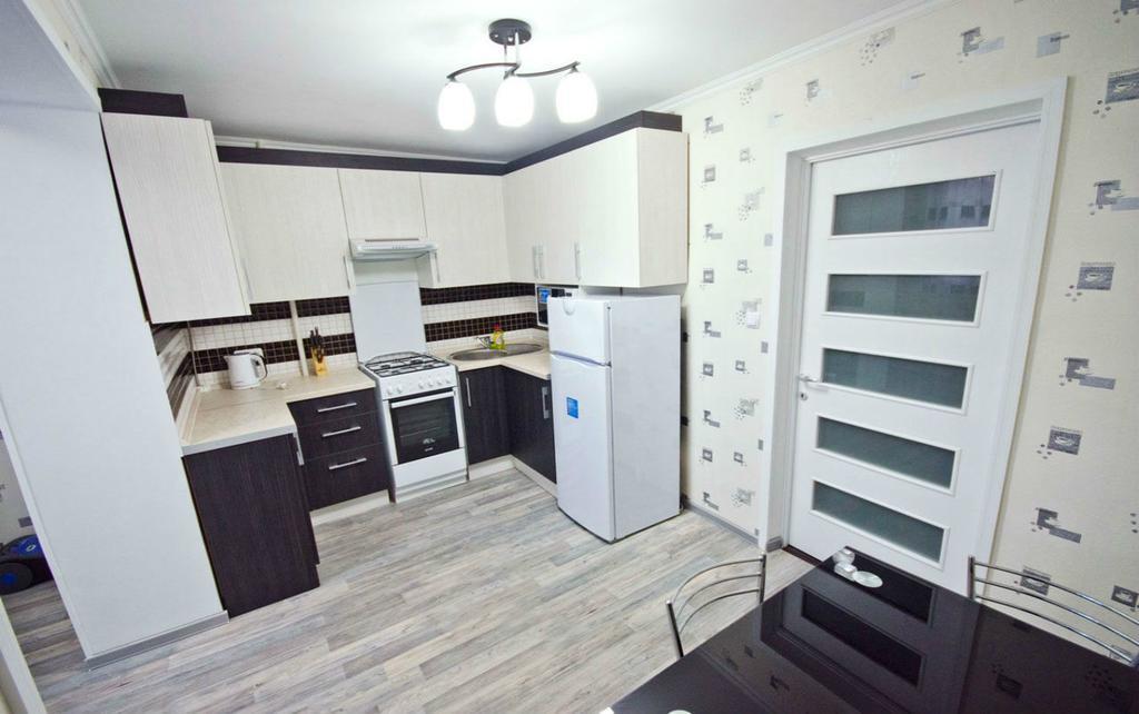 צ'יסינאו Black And White Apartment מראה חיצוני תמונה